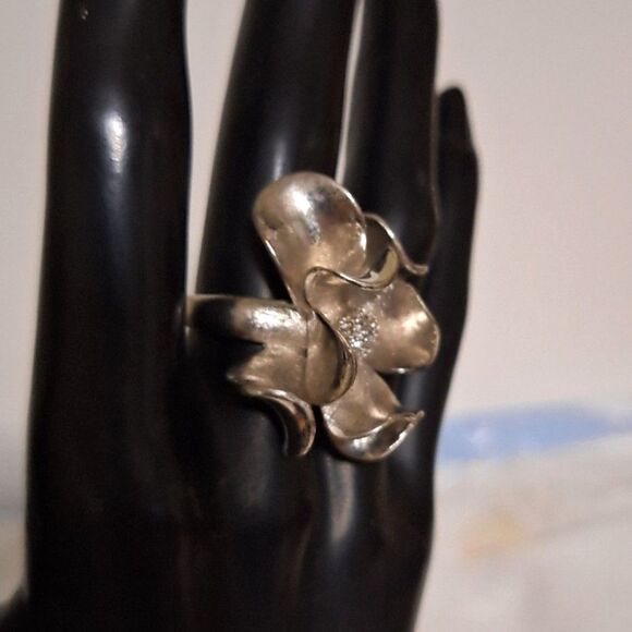A Women's Premier Designs Silver Tone Floral Ring Elegant High Relief Rhinestone - Picture 3 of 6